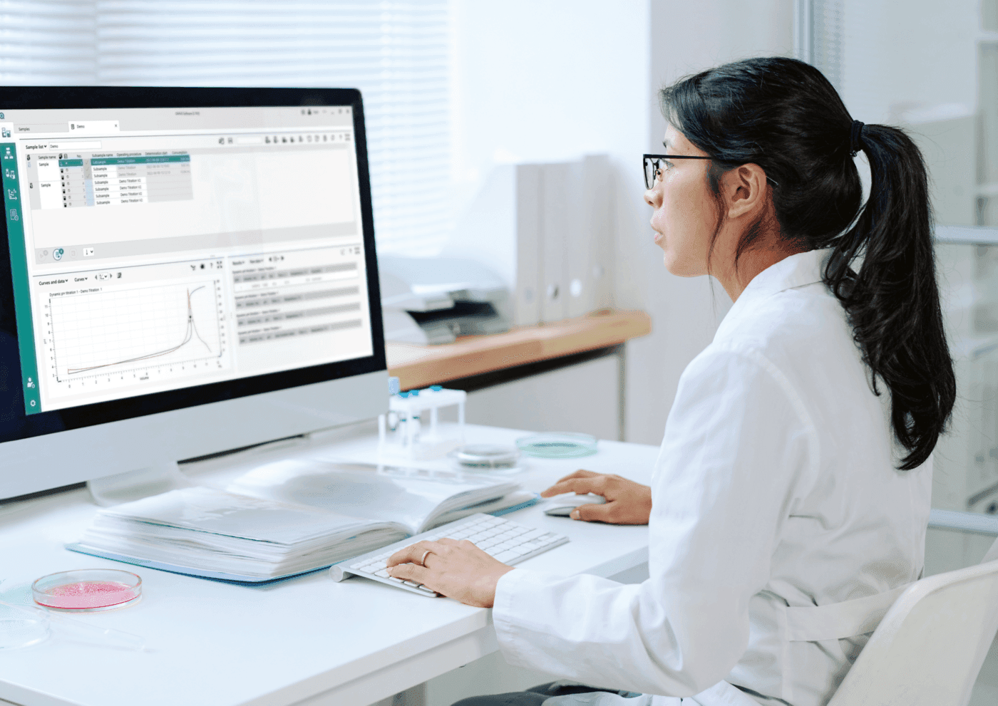 Người dùng thao tác phần mềm Metrohm OMNIS Software trên máy tính phòng thí nghiệm